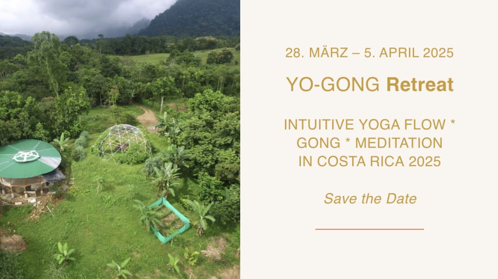 Aerial view of a lush, green landscape featuring a round building and a geodesic dome. Text on the right reads: "28. März – 5. April 2025, YO-GONG Retreat, Intuitive Yoga Flow * Gong * Meditation in Costa Rica 2025, Save the Date.